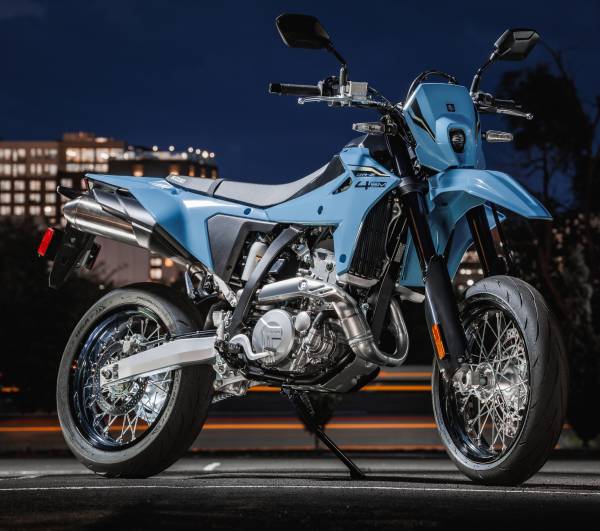 dr-z400smrlm5_action_40-2-1-600×531 (2) (1)